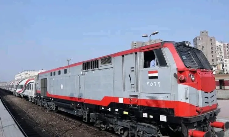 غلق مزلقان الكراتية بقوص مؤقتًا لتجديد خطوط السكة الحديد بقنا