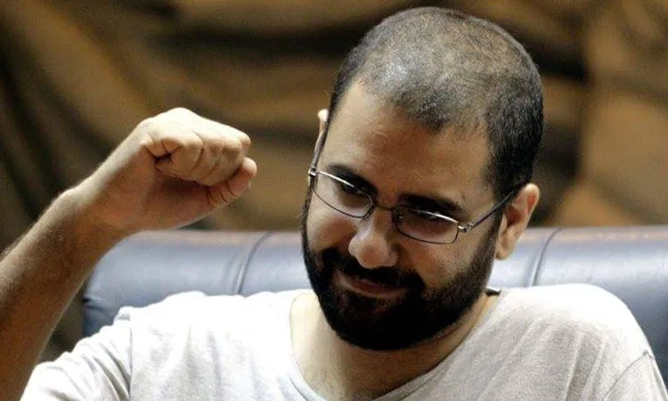 النائب العام يوافق على رفع اسم علاء عبد الفتاح من قوائم الممنوعين من السفر