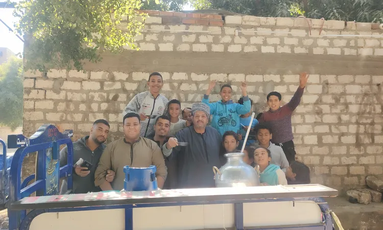 “يا ولاد صلّوا على النبي”.. عم صلاح يوزّع البلّيلة مجانًا كل جمعة أمام الشجرة الباكية بمقام الشيخ نصر الدين بقنا