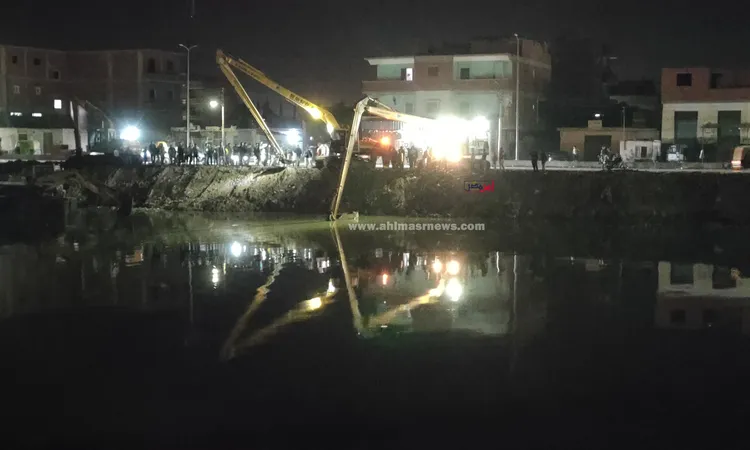 سقوط كراكة أثناء أعمال التطهير بترعة الإسماعيلية ونجاة السائق وجارٍ البحث..