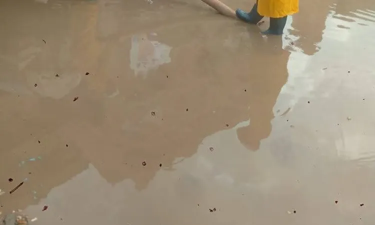 انتشار عمال شركة مياه كفر الشيخ بشوارع المحافظة لكسح مياه الأمطار | صور