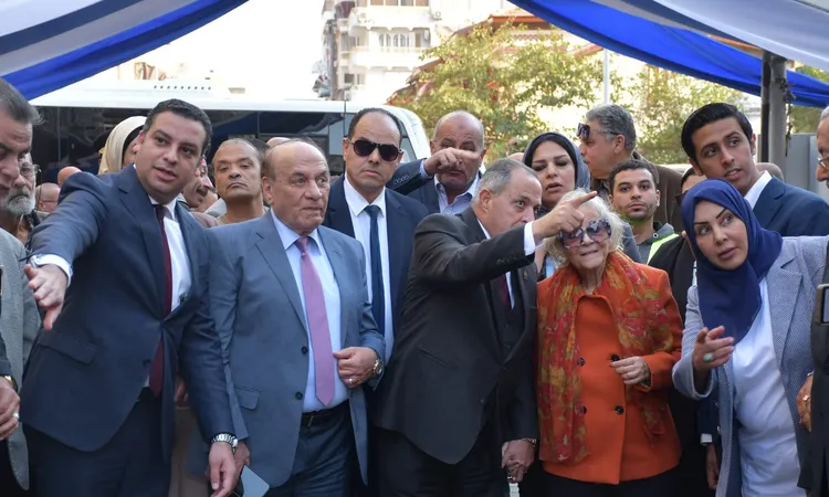 محافظ بورسعيد ومستشارة رئيس الجمهورية لشئون الأمن القومي يفتتحان نموذج تطوير شارعي الحميدي والتجاري