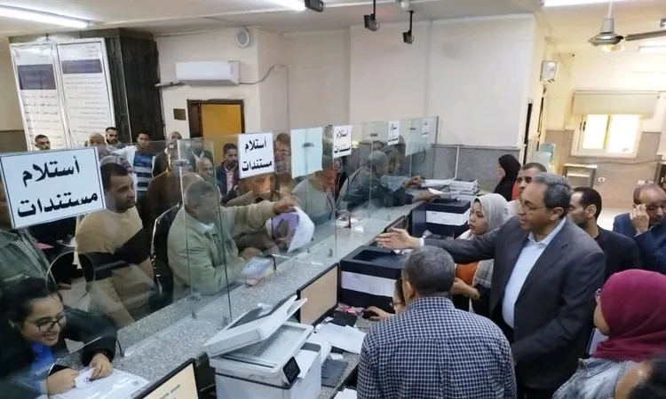 محافظ قنا يجري اتصالًا هاتفيًا بمواطن ويبلغه بالموافقة على ترخيص بناء