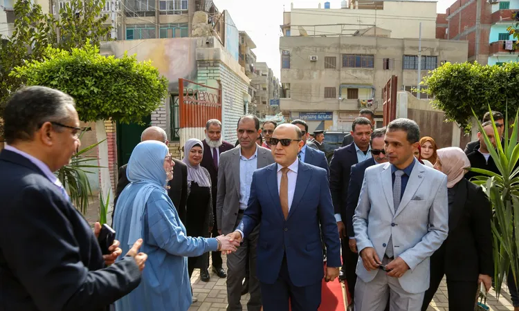 في لفتة إنسانية.. محافظ كفرالشيخ يتفقد مدارس التربية الخاصة ويوزّع هدايا على طلابها بمناسبة اليوم العالمي لذوي الهمم | صور