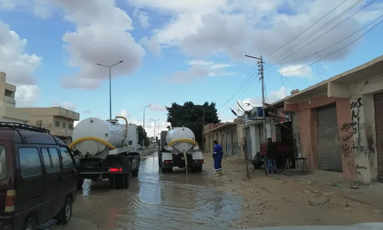 مطروح: ترفع درجة الاستعداد القصوى لحالة الطقس.. وانتشار فرق الطوارئ للتعامل مع الأمطار