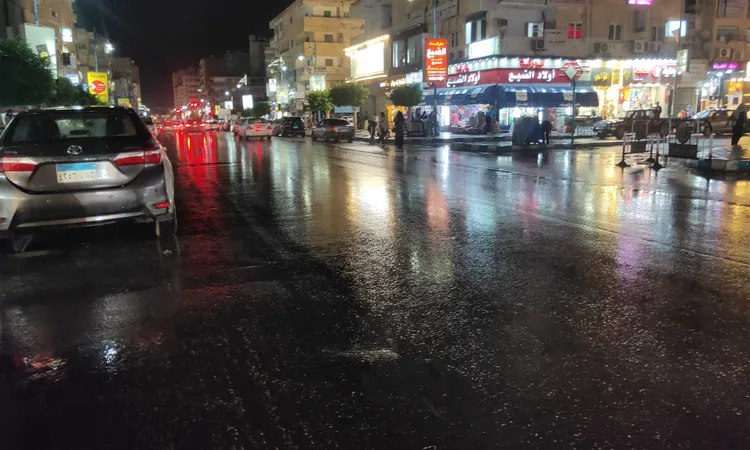 أمطار متوسطة متواصلة بمطروح والعلمين الجديدة