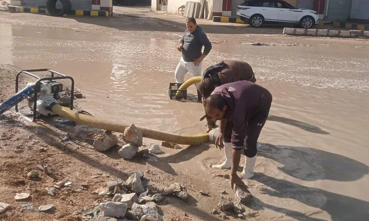 مطروح تدفع بفرق الطوارئ للتعامل مع تراكمات مياه الامطار بالطريق الدولي