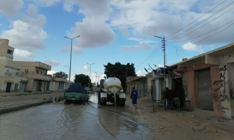 فرق الطوارئ.. رفع تجمعات مياه الأمطار بمرسى مطروح