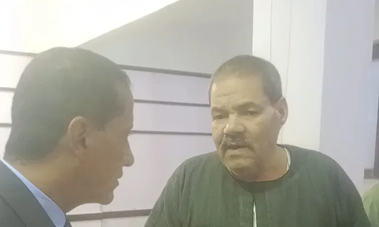 مستشار لجنة بالعجميين يرافق مواطنًا كفيفًا للإدلاء بصوته في انتخابات النواب بالفيوم