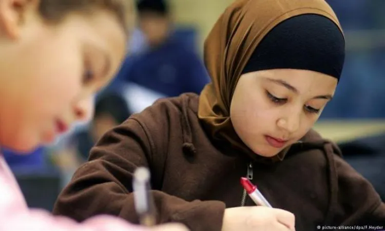 النمسا تُقرّ قانونًا يحظر الحجاب للفتيات المسلمات في المدارس وسط انتقادات حقوقية واسعة