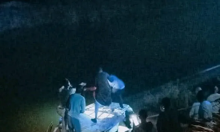 انقلبت في المياه بالركاب.. انتشال سيارة الميكروباص الغارقة داخل ترعة بقنا