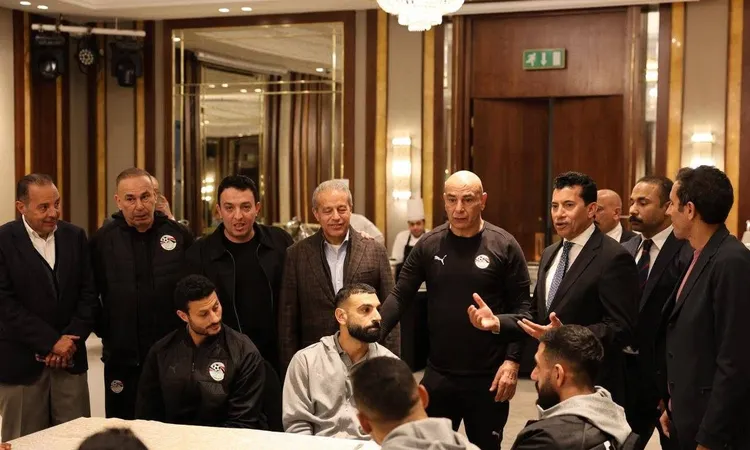 قبل المغادرة لأمم إفريقيا بالمغرب.. وزير الرياضة يؤازر المنتخب الوطني ويحفز اللاعبين