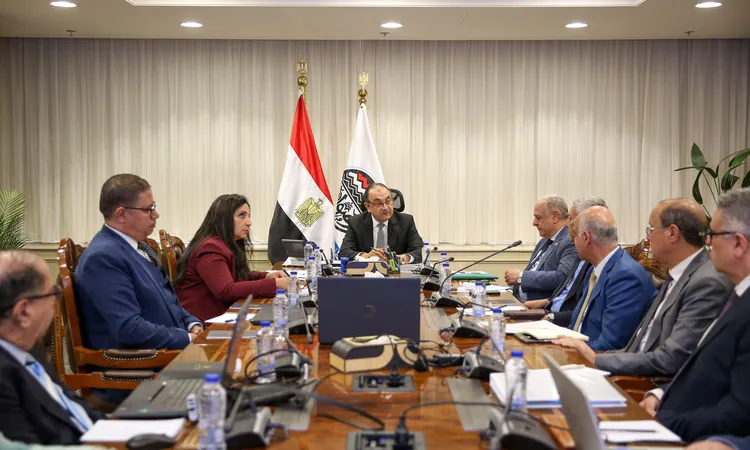 في اجتماعه برؤساء الشركات القابضة.. وزير قطاع الأعمال يتابع مؤشرات الأداء والموقف التنفيذي للمشروعات