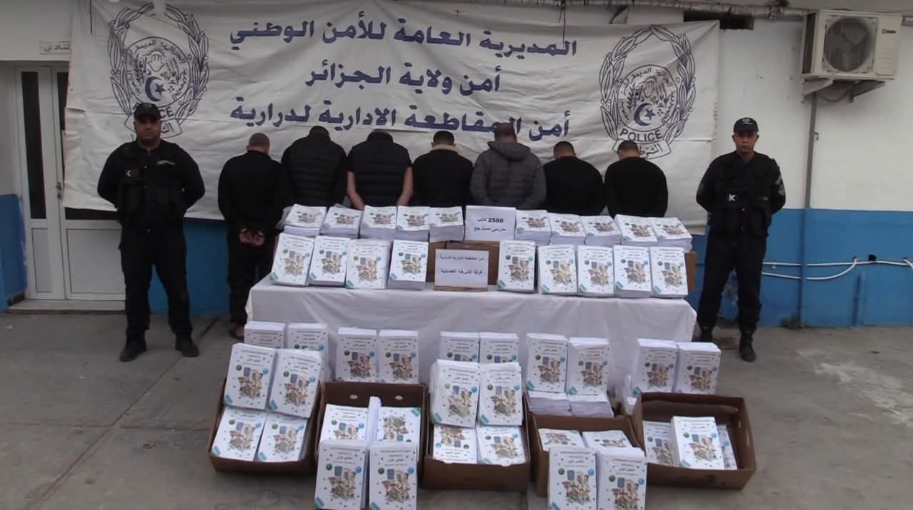 تفاصيل الإطاحة بشبكة سرقت آلاف الكتب المدرسية بالجزائر 