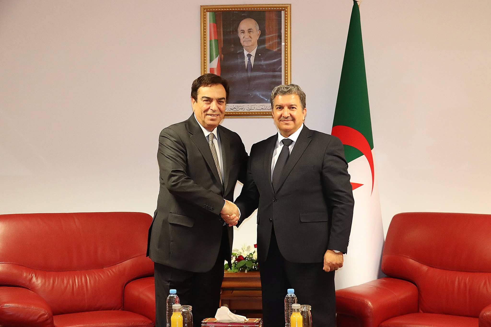 تفاصيل لقاء وزير الاتصال مع الإعلامي جورج قرداحي 