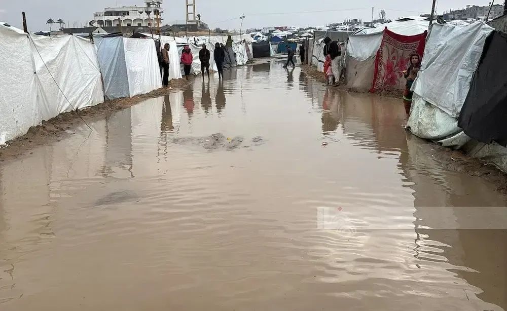 أمطار الشتاء تفاقم مأساة نازحي غزة