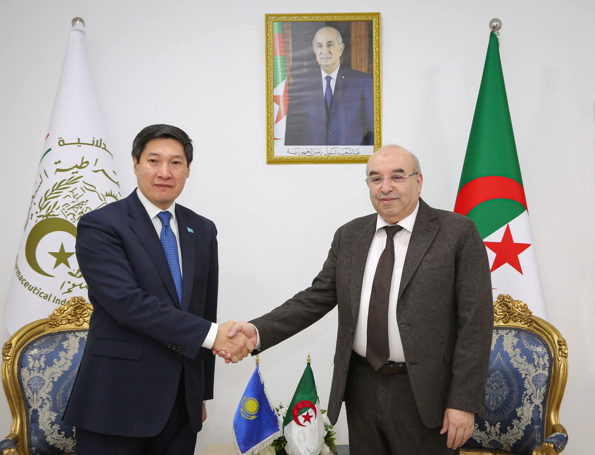 الجزائر وكازاخستان تبحثان توسيع التعاون في الصناعة الصيدلانية والطب البديل