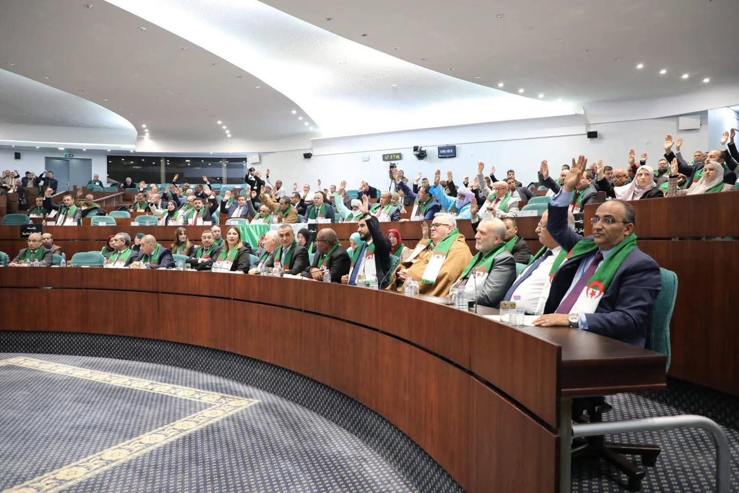 البرلمان يصادق على حزمة قوانين مفصلية