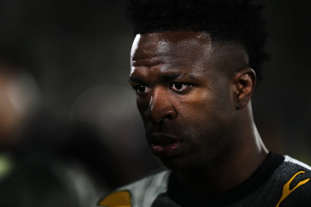 بعد هجوم الجماهير.. فينيسيوس يسافر إلى دولة عربية