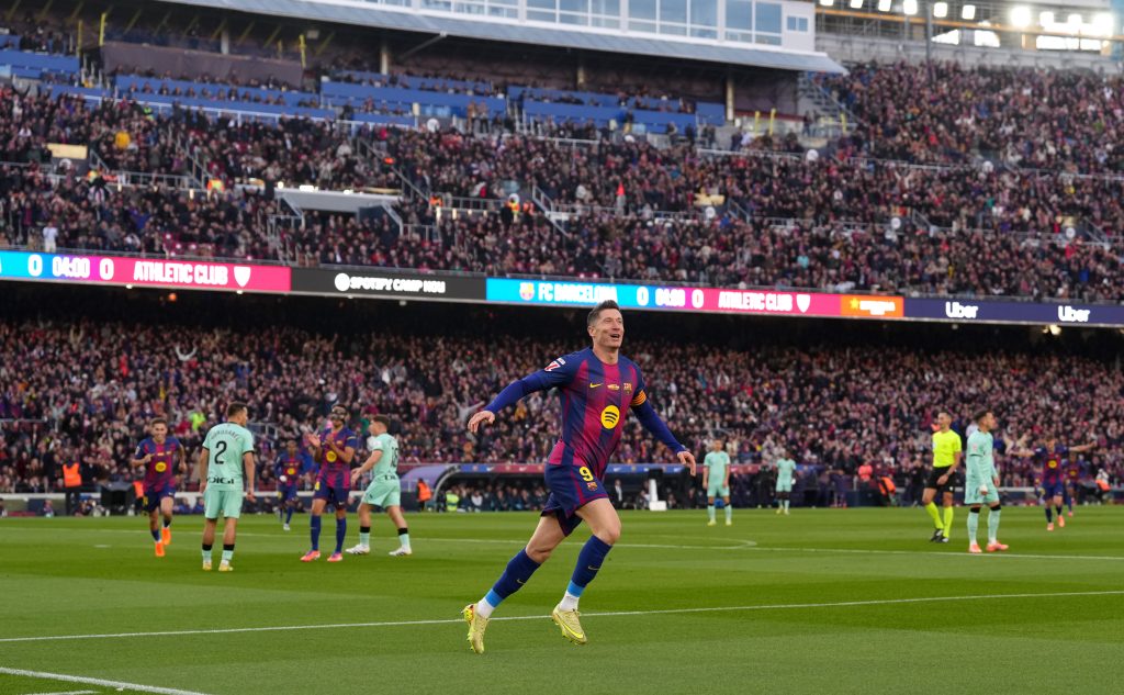 ليفاندوفسكي يضحي براتبه من أجل الاستمرار مع برشلونة