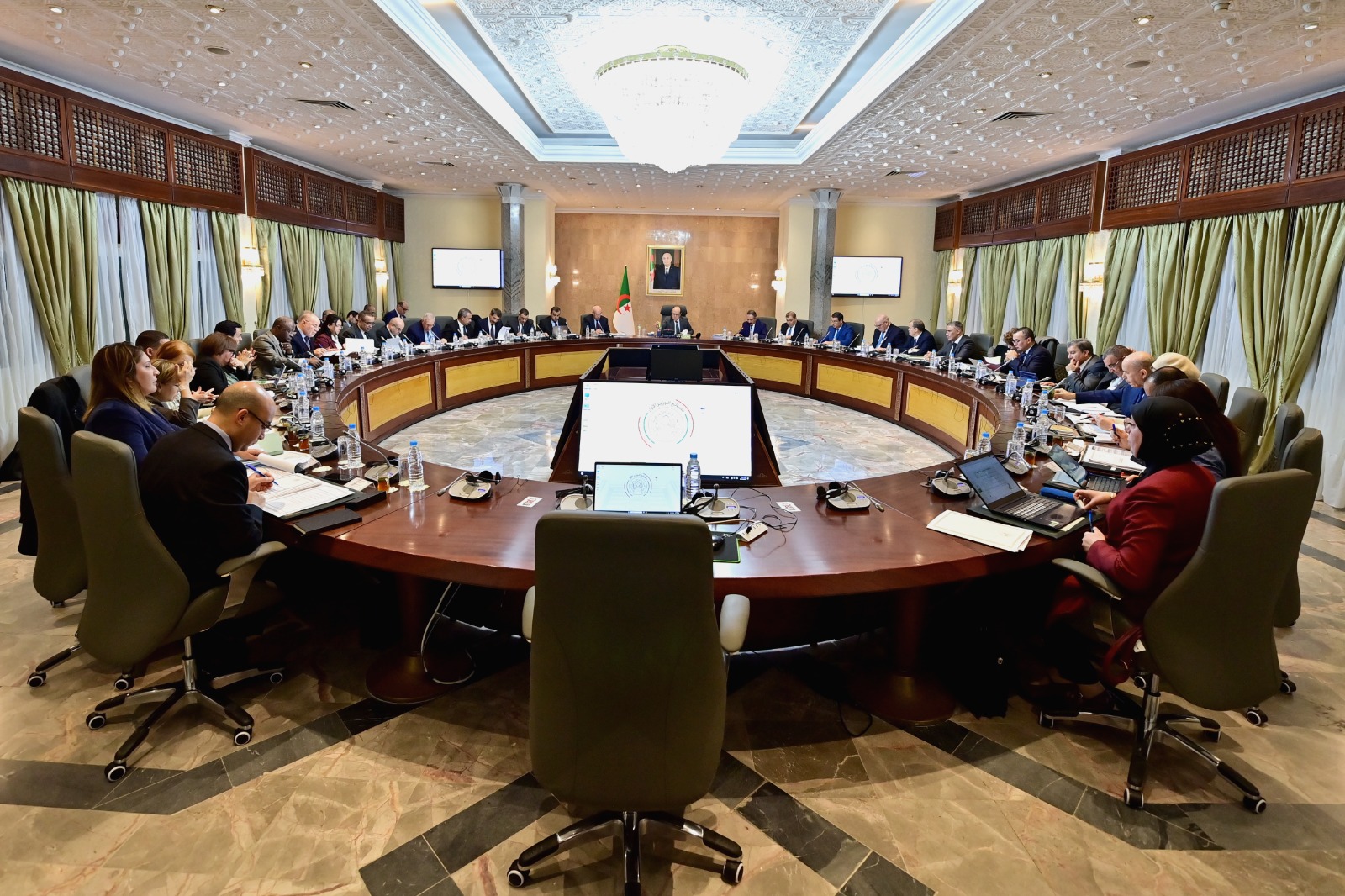 اجتماع الحكومة: حوكمة البيانات، مراجعة معاشات التقاعد وتسريع مشاريع التحول الرقمي