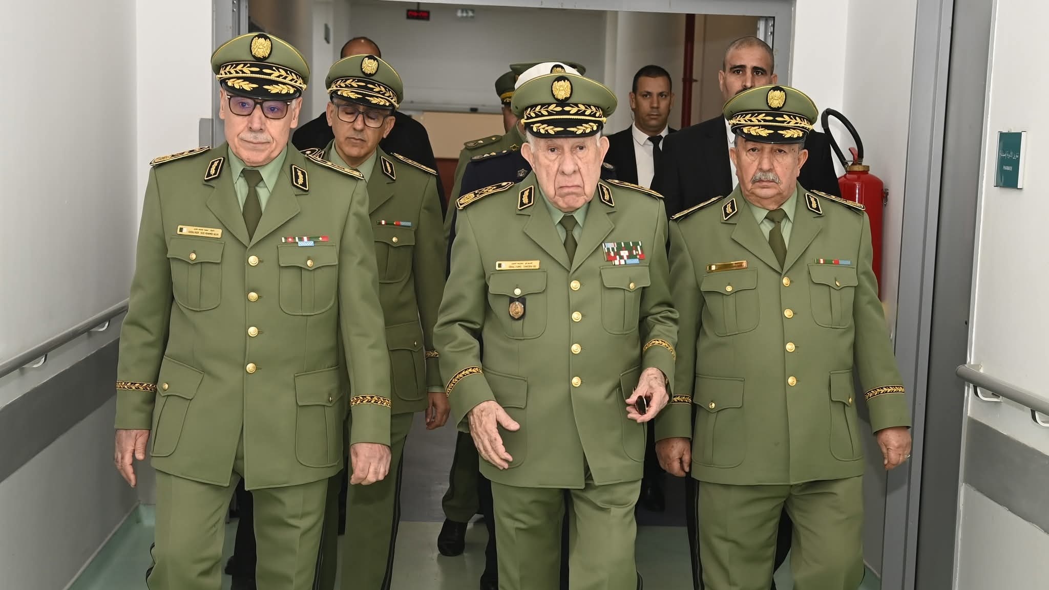 الفريق أول السعيد شنڨريحة في زيارة تفقد المصابين إثر حادث المرور بولاية بني عباس