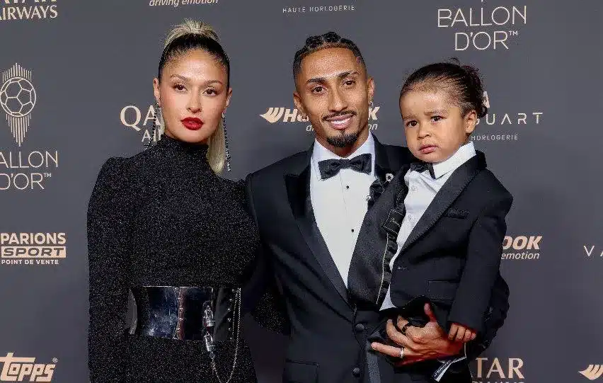 زوجة رافينيا تنتقد اختيارات فيفبرو: هل هو لاعب كرة سلة؟