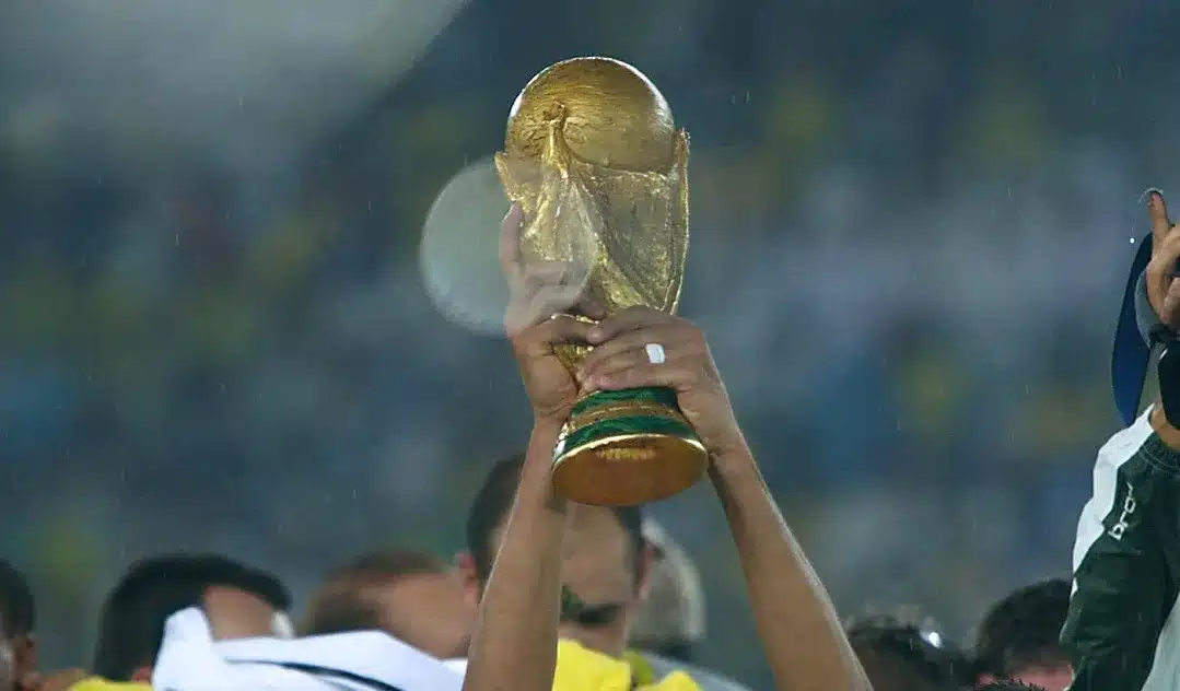 ترشيح سعودي لمونديال 2026.. طاقم حكام يقترب من التاريخ