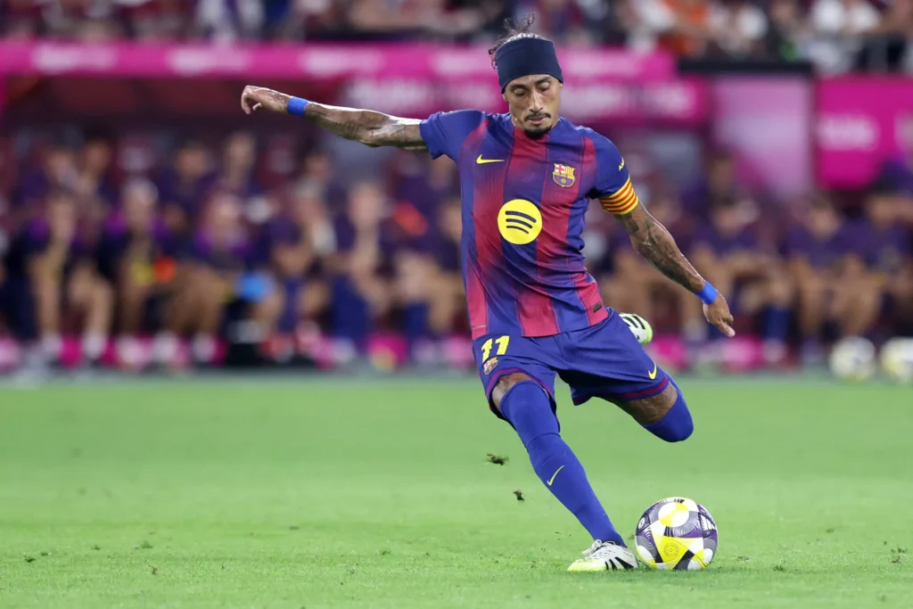 رافينيا يحسم الجدل بشأن رحيله عن برشلونة