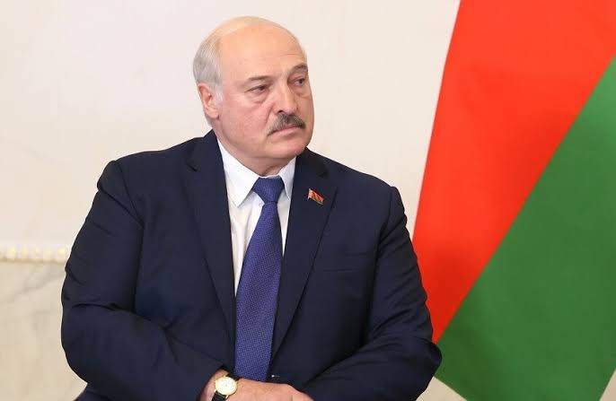 رئيس بيلاروسيا يضع إكليلاً من الزهور بمقام الشهيد 